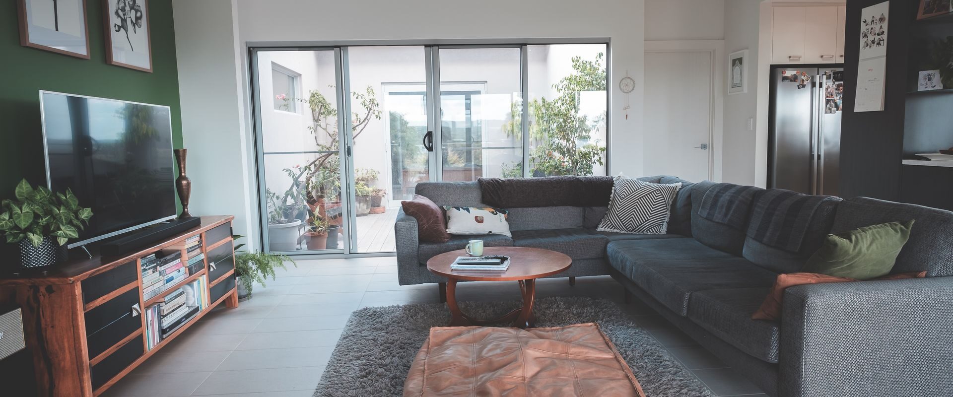Stue med sofa og puf foran sofabordet