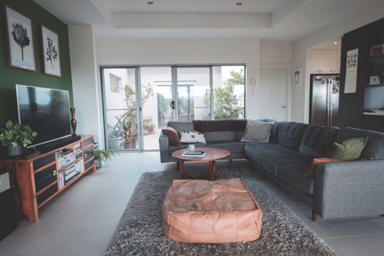 Stue med sofa og puf foran sofabordet