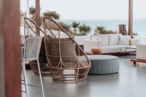 Loungemøbler i rattan på en terrasse