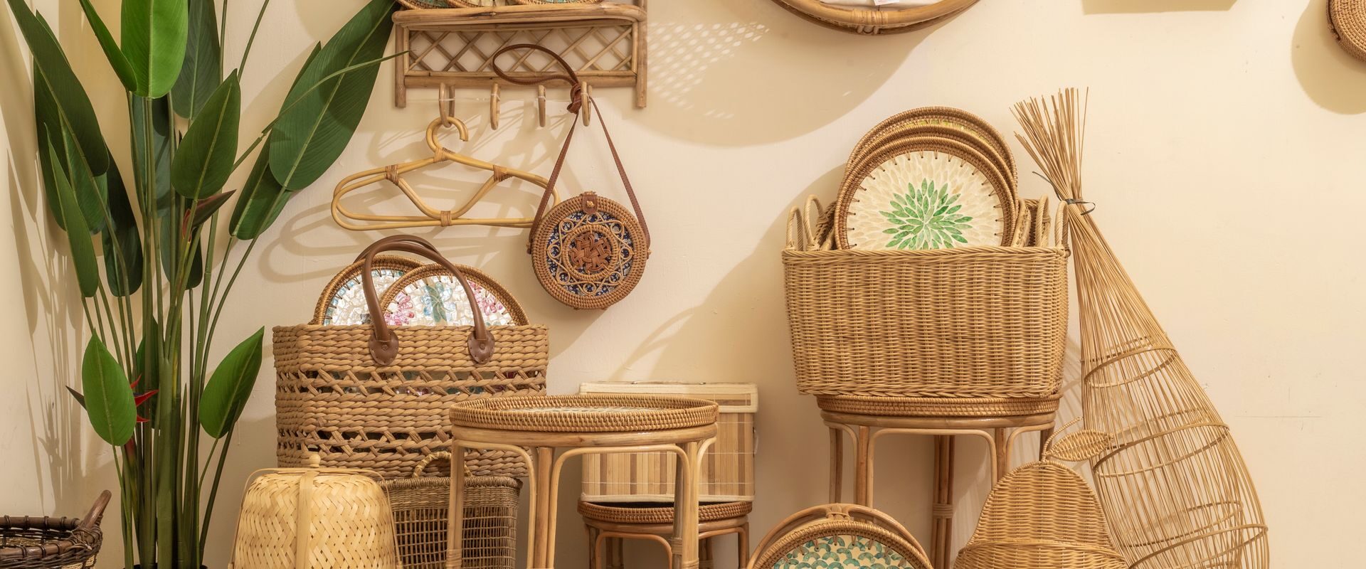Boho-indretning med kurve, rattan og planter