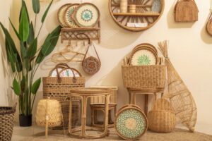 Boho-indretning med kurve, rattan og planter