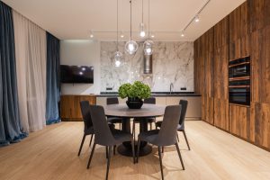 Pendel over et rundt spisebord med stole