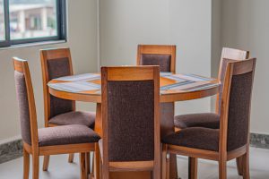Spisebord i træ med stole i en moderne stue