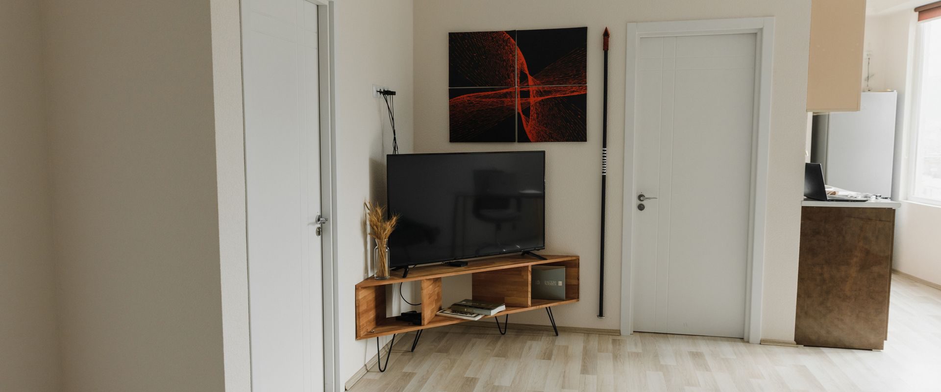 Minimalistisk stue med tv på en skænk i træ