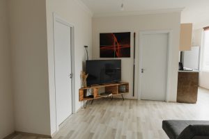 Minimalistisk stue med tv på en skænk i træ