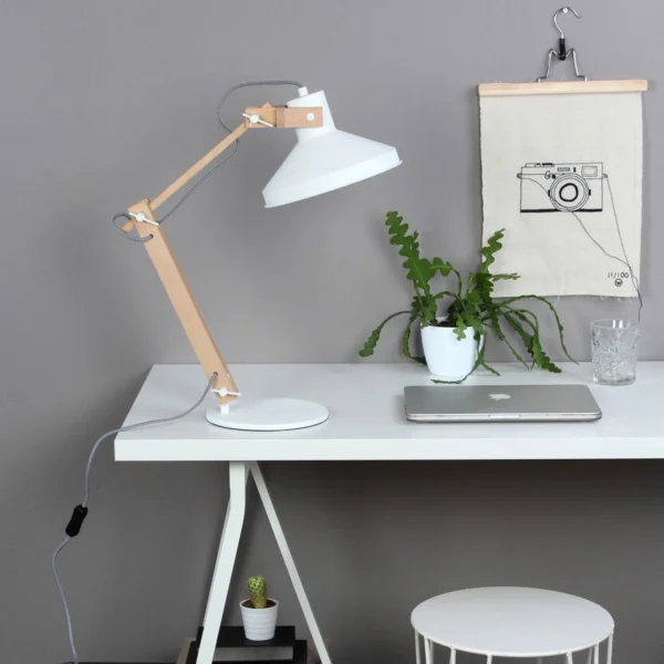 Edward - bordlampe i træ og hvidt metal