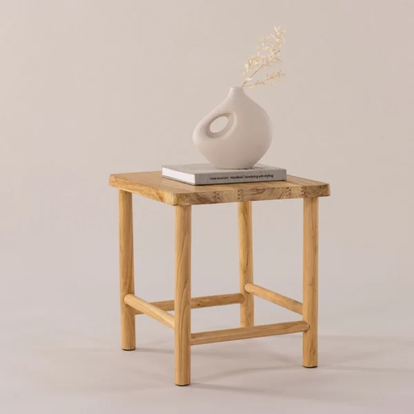 Booster - Skammel i teaktræ, 42 x 42 cm.