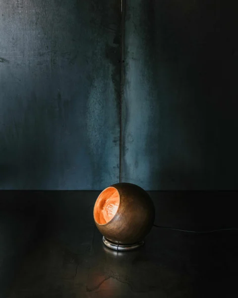 Brun kobberlampe gulvlampe
