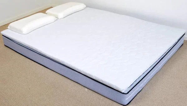 King Plus vendbar topmadras med koldskum 140 x 200 x 6 cm med quiltet betræk.