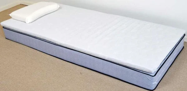 King Plus vendbar topmadras i koldskum 85 x 200 x 6 cm med hvidt quiltet betræk.